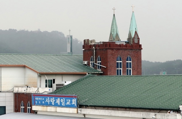 8.15 참가국민 비상대책위원회와 사랑제일교회 변호인단 등 관계자들이 21일 오전 서울 성북구 사랑제일교회 앞에서 기자회견을 했다. 사진은 사랑제일교회 전경.