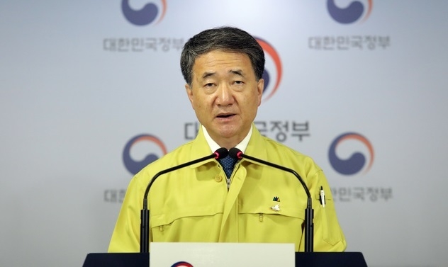 박능후 보건복지부 장관이 22일 오전 서울 종로구 정부서울청사에서 코로나 위기 및 의사단체 집단휴진 관련 대국민 담화문을 발표하고 있다.