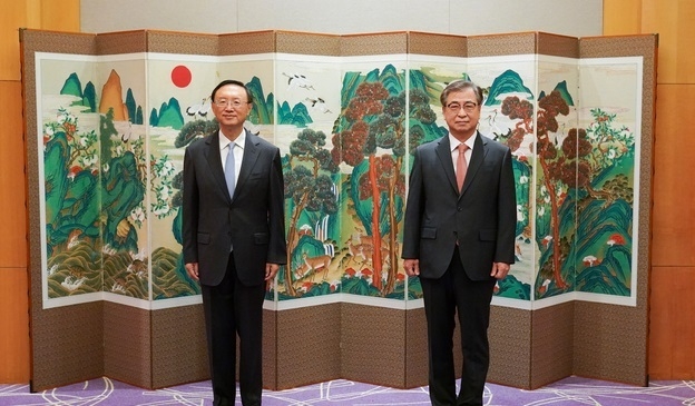 서훈(오른쪽) 국가안보실장이 22일 오전 부산 웨스틴조선호텔에서 양제츠 중국공산당 외교 담당 정치국 위원과 회담전 기념촬영을 하고 있다.