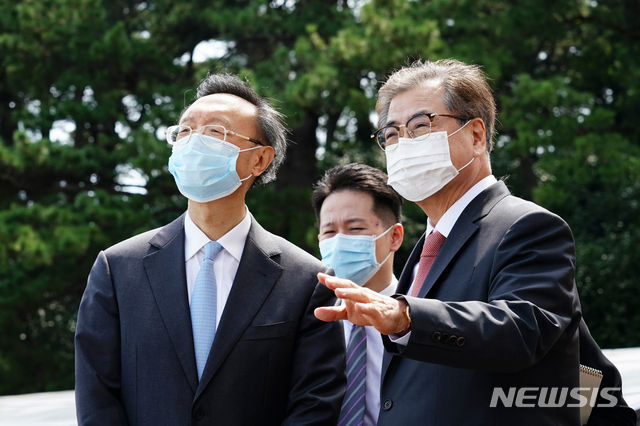 서훈 국가안보실장이 22일 오후 부산 웨스틴조선호텔에서 양제츠 중국 중앙정치국 위원과 회담을 마친 후 대화하고 있다.(사진/뉴시스)
