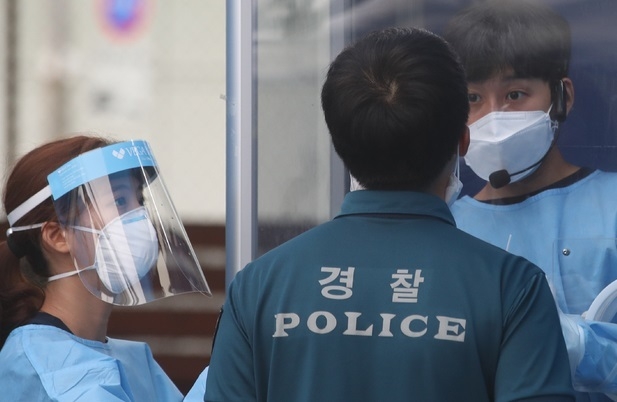 지난 21일 서울 중구 마장로 서울지방경찰청 기동본부에 마련된 선별진료소에서 신종 코로나바이러스 감염증(코로나19) 검사를 받고 있다