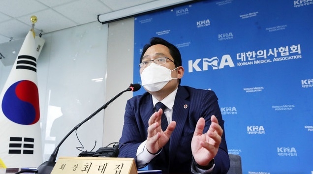 최대집 대한의사협회 회장이 21일 오후 서울 용산구 의협 용산임시회관에서 대국민 담화문 발표를 위한 긴급 기자회견을 하고 있다.