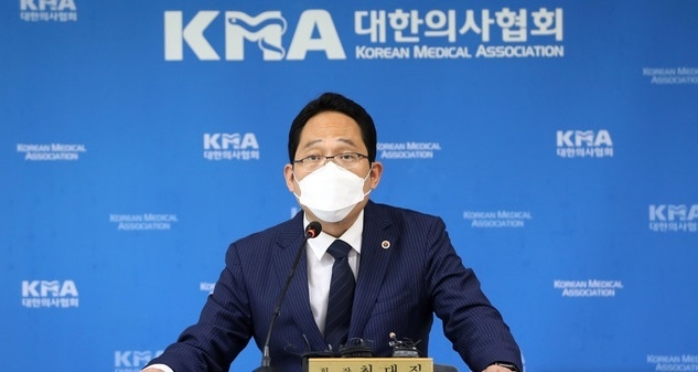 최대집 대한의사협회 회장이 21일 오후 서울 용산구 의협 용산임시회관에서 대국민 담화문 발표를 위한 긴급 기자회견을 하고 있다.