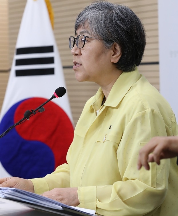 정은경 중앙방역대책본부장(질병관리본부장)이 21일 오후 충북 청주 질병관리본부에서 신종 코로나바이러스 감염증(코로나19) 국내 발생 현황을 발표하며 이번 주말엔 꼭 안전한 집에 머물러 줄것을 요청하고 있다.