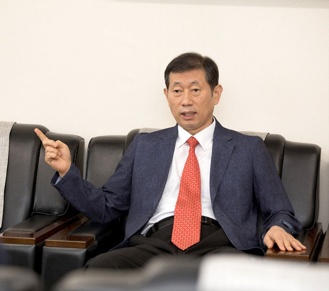 윤승용 총장은 전주고와 서울대 국문학과를 졸업하고 한국일보에 입사, 정치부장을 거쳐 노무현대통령 정부 때 청와대 대변인과 홍보수석을 지냈다. 이후 서울시 중부기술교육원 원장을 거쳐 2018년 8월부터 남서울대 총장으로 재직 중이다.