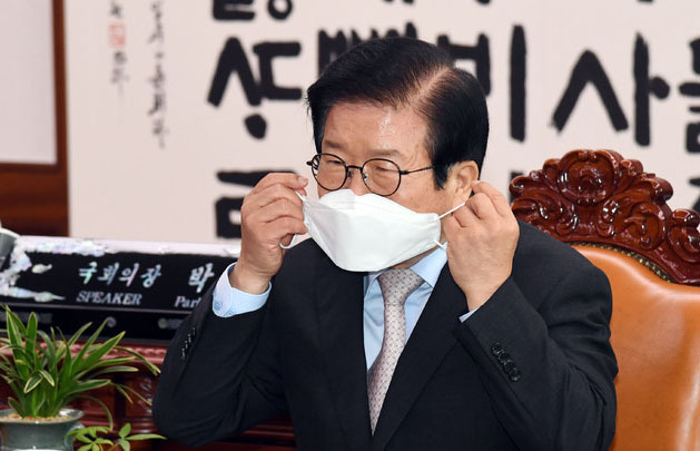 박병석 국회의장이 20일 오전 서울 여의도 국회에서 열린 국회의장-여·야 원내대표 회동에서 마스크를 하고 있다. (사진=뉴시스 제공)