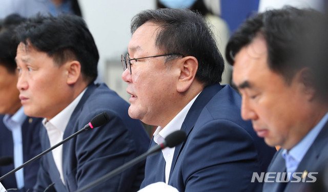 더불어민주당 김태년 원내대표(가운데)가 26일 서울 여의도 국회에서 열린 최고위원회의에서 발언하고 있다. (사진=뉴시스 제공)