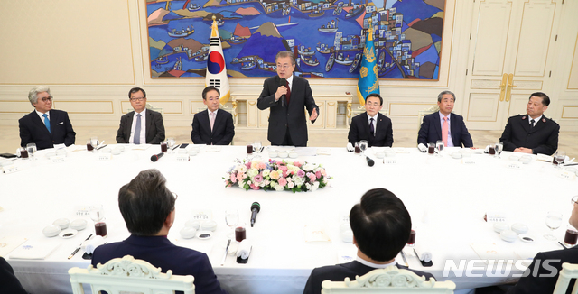 문재인 대통령이 지난해 7월 3일 청와대 본관에서 열린 한국교회 주요 교단장 초청 오찬 간담회에서 인사말 하고 있다. (사진/뉴시스)