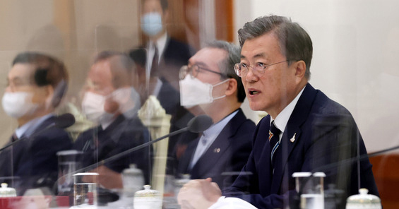 문재인 대통령이 27일 오전 청와대 본관에서 한국교회총연합 김태영,류정호,문수석 공동대표회장을 비롯한 한국 교회 지도자와 간담회를 하고 있다. (사진=청와대 제공)
