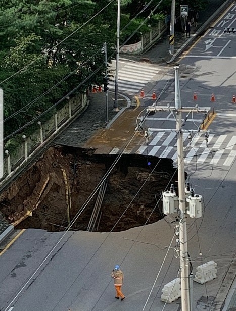 국토교통부는 지난 26일 경기도 구리시 교문동 도로에서 발생한 지반침하 사고와 관련해 사고원인 규명에 착수한다고 27일 밝혔다.<br>
