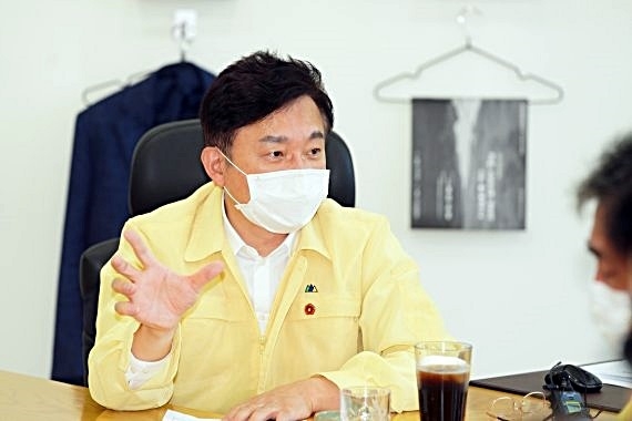 코로나19 발생현황 관련 긴급 대책회의 열고 있는 원희룡 제주특별자치도(제주도)지사. 원희룡 지사가 21일 제주도청 집무실에서 코로나19 발생현황 관련 긴급 대책회의를 열고 제주형 방역대책을 주문하고 있다. 사진=제주도 제공