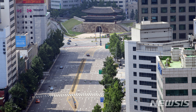 코로나19 확산으로 사회적거리두기 2단계가 발령되면서 지난 23일 서울 광화문 일대 도로가 텅 빈 모습을 보이고 있다. (사진/뉴시스)