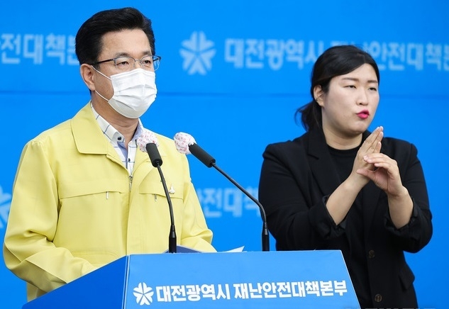 허태정 대전시장이 28일 오후 시청 대회의실에서 온라인 브리핑을 열고 코로나19 확산에 따른 추가적인 방역 강화조치 내용을 설명하고 있다