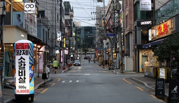 신종 코로나바이러스 감염증(코로나19) 확산으로 정부가 사회적 거리두기 2단계 조치를 일주일 연장, 음식점과 카페 등 밀집된 공간의 운영시간을 제한하는 방안을 발표한 28일 오후 서울 마포구 홍대 인근거리가 한산한 모습을 보이고 있다.