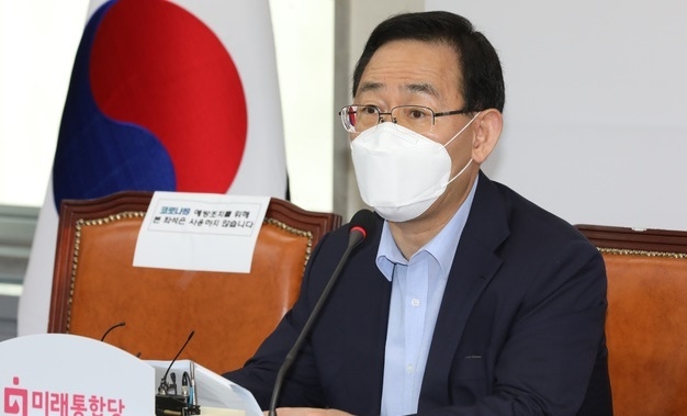 주호영 미래통합당 원내대표가 26일 서울 여의도 국회에서 열린 비상대책위원장-중진의원 회의에 참석해 발언하고 있다.