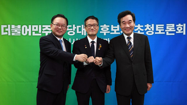 더불어민주당 당대표 경선에 출마한 김부겸(왼쪽부터), 박주민, 이낙연 후보가 18일 오후 서울 양천구 CBS사옥에서 진행된 CBS 라디오 ‘시사자키 정관용입니다’ 에 출연, 방송토론회 전 포즈를 취하고 있다. (사진=국회사진단 제공)