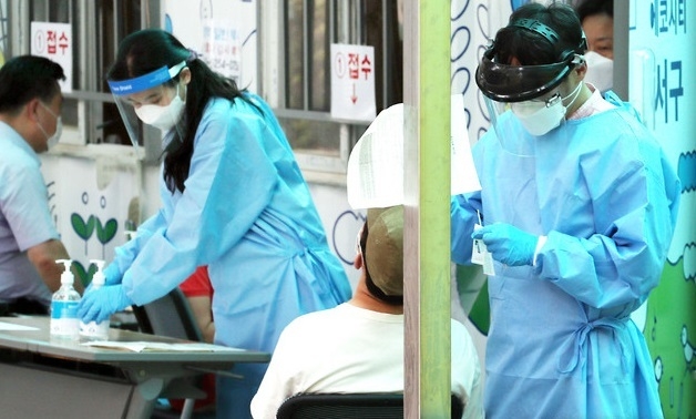 인천지역에 신종 코로나바이러스 감염증(코로나19) 확진자가 속출한 26일 오후 인천시 서구 서구보건소 선별진료소에서 시민이 검체 검사를 받고 있다.