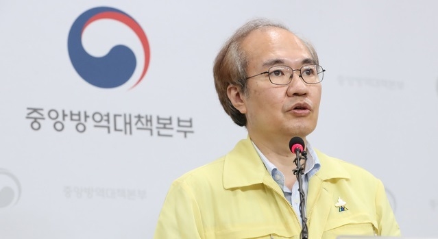 권준욱 중앙방역대책본부 부본부장이 18일 오후 충북 청주 질병관리본부에서 신종 코로나바이러스 감염증(코로나19) 국내 발생 현황에 대해 브리핑하고 있다.