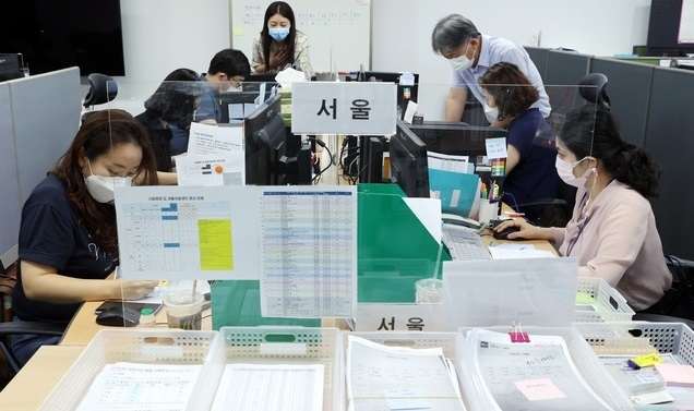 28일 서울 중구 국립중앙의료원에 마련된 수도권 병상 공동대응 상황실에서 현장대응반원들이 병상 확보를 위한 업무를 보고 있다.