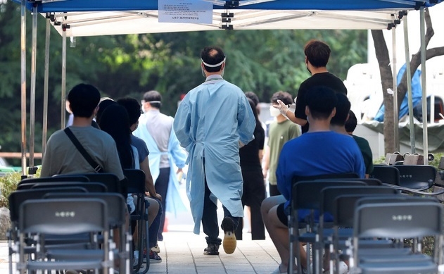 신종 코로나바이러스 감염증(코로나19) 집단 감염이 발생한 서울 노원구 빛가온교회 교인과 가족, 방문자 등이 28일 오후 서울 노원구 노원구보건소 선별진료소를 찾아 검사를 기다리고 있다.