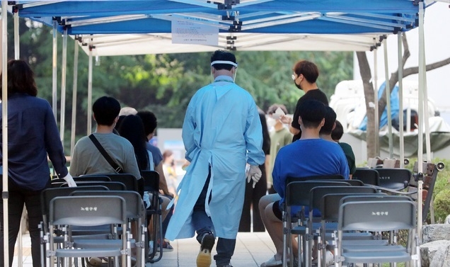 신종 코로나바이러스 감염증(코로나19) 집단 감염이 발생한 서울 노원구 빛가온교회 교인과 가족, 방문자 등이 28일 오후 서울 노원구 노원구보건소 선별진료소를 찾아 검사를 기다리고 있다.
