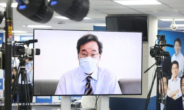 더불어민주당의 차기 지도부를 선출할 '제4차 전국대의원대회'가 29일 오후 서울 영등포구 여의도 더불어민주당 당사에서 열린 가운데 신종 코로나바이러스 감염증(코로나19) 음성 판정을 받은 이낙연 후보가 자가격리 중 영상으로 정견 발표를 하고 있다. (사진=더불어민주당 제공)