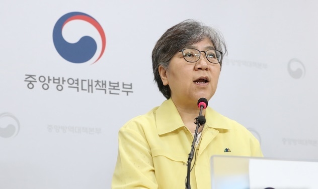 정은경 중앙방역대책본부장(질병관리본부장)이 21일 오후 충북 청주 질병관리본부에서 신종 코로나바이러스 감염증(코로나19) 국내 발생 현황을 발표하며 이번 주말엔 꼭 안전한 집에 머물러 줄것을 요청하고 있다.
