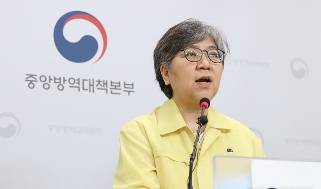 정은경 중앙방역대책본부장(질병관리본부장)이 21일 오후 충북 청주 질병관리본부에서 신종 코로나바이러스 감염증(코로나19) 국내 발생 현황을 발표하며 이번 주말엔 꼭 안전한 집에 머물러 줄것을 요청하고 있다.