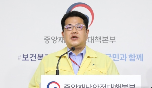 손영래 중앙사고수습본부 전략기획반장이 27일 오전 정부세종청사에서 의료계는 집단휴진을 중단하고, 함께 정책에 대해 논의해 나갈 것을 촉구하고 있다.