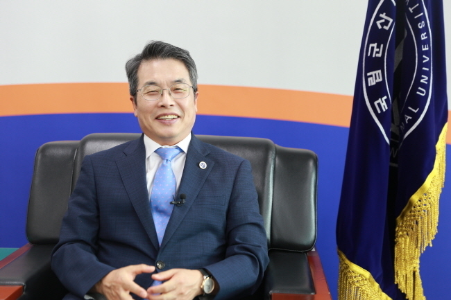  곽병선 총장은 원광대 박사출신으로 군산대 법학과 교수로 군산대에 부임, 군산대 교수평의회 의장 등을 거쳐 총장으로 재직 중이다. 군산시 교총연합회장, 한국법학회회장, 전북새만금 산학융합원 이사장 등을 역임하며 대외 활동도 활발히 하고 있다. 현재 한국대학교육협의회(대교협) 부회장도 맡고 있다.