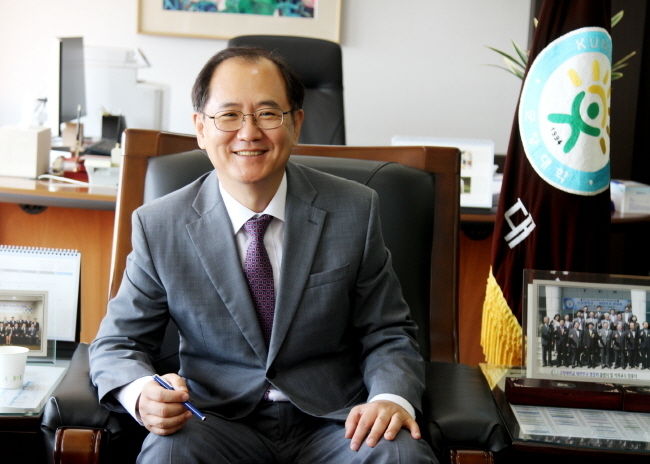 이계철 총장은 군장대 자동차 기계계열교수로 시작해 군장대 기획관리처장, 부총장을 거쳐 올해 3월부터 군장대 총장으로 재직중이다. 한국전문대학기획실처장협의회 회장을 역임하기도 했다.