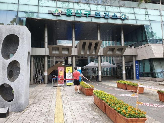 수도권 사회적거리두기 2.5단계 시행과 함께 각 지자체 보건소마다 선병진료소 운영으로 눈코뜰새 없는 나날이 계속되고 있다.