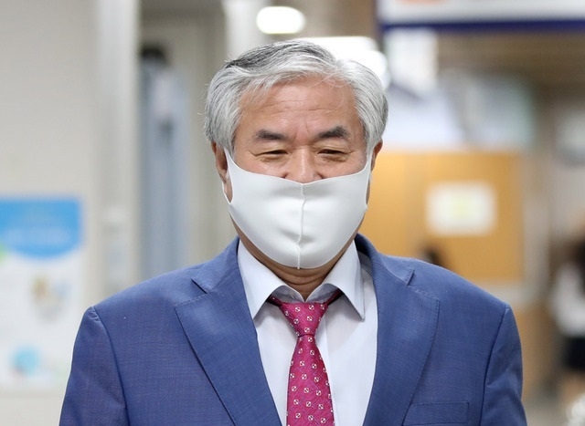 퇴원한 전광훈 사랑제일교회 목사가 2일 연 전광훈 기자회견에서 "순교할 각오했다"는 발언과 관련, 청와대가 전광훈 목사 비판에 나섰다. 청와대는 "사회적 거리두기 2.5단계 격상에 국민들이 가게 문을 닫고 운다"며 전광훈 목사와 사랑제일교회를 작심 비판했다. 순교 뜻은 모든 압박과 박해를 물리치고 자기가 믿는 신앙을 지키기 위해 목숨 바치는 일이다.