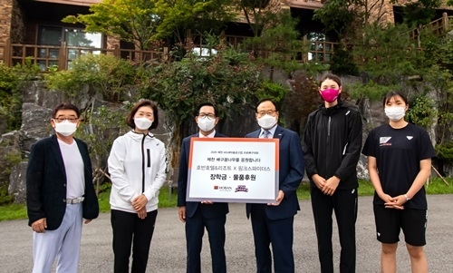 후원금 전달식 단체사진_사진 왼쪽부터 제천여고 이경희 감독, 박미희 감독, 지중현 이사장, 장해석 대표, 김연경 선수, 제천여고 김지원 선수