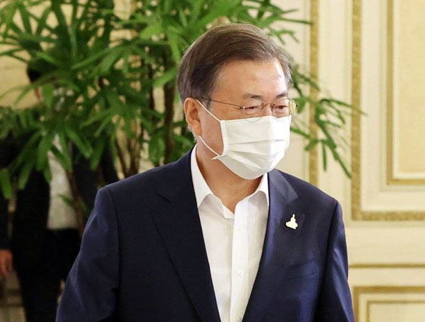 문재인 대통령이 3일 오전 청와대에서 열린 제1차 한국판 뉴딜 전략회의에 참석하고 있다. (사진=청와대 제공)