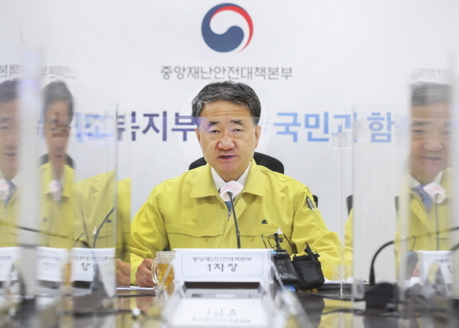 박능후 보건복지부 장관이 3일 세종시 정부세종청사에서 열린 신종 코로나바이러스 감염증(코로나19) 중앙재난안전대책본부 회의에 참석해 발언하고 있다.