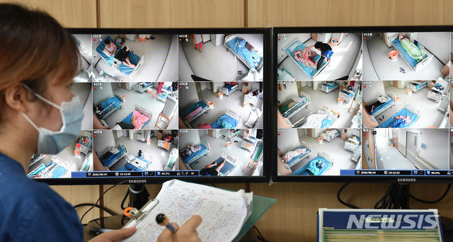 신종 코로나바이러스 감염증(코로나19)이 수도권을 넘어 전국적으로 확산 되고 있는 가운데 24일 경기 안성의료원에서 의료진이 모니터로 코로나19 환자들이 입원한 격리병동 상태를 확인하고 있다. (사진/뉴시스)