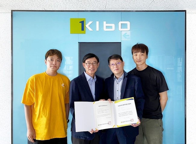 사진: (좌측부터) 라오나크 마케팅 이경훈 이사, 기술보증기금 구로지점 이계혁 지점장, 라오나크 구민기 대표, 라오나크 크리에이티브 김승용 총괄이사
