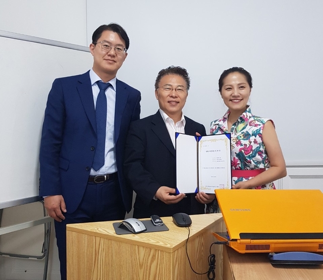 정인균 변호사(가운데)와 (주)나누리코리아 이현진 대표(우)가 위촉장 수여식 후 기념사진을 촬영했다.