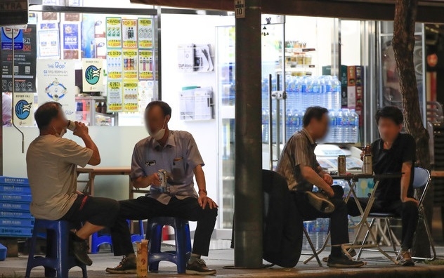 서울시가 신종 코로나바이러스 감염증(코로나19) 확산 방지를 위해 편의점 야간 취식 행위에 대한 현장점검을 시행한다고 밝힌 1일 오후 9시께 서울 시내의 한 편의점 야외 테이블에서 시민들이 취식을 하고 있다.