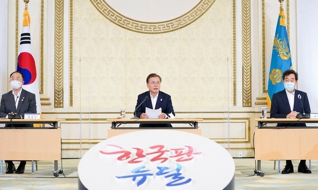 문재인 대통령이 3일 오전 청와대에서 열린 제1차 한국판 뉴딜 전략회의를 주재하고 있다. 왼쪽부터 홍남기 경제부총리 겸 기획재정부 장관, 문 대통령, 이낙연 더불어민주당 대표.