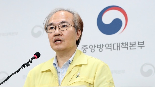 권준욱 중앙방역대책본부 부본부장이 18일 오후 충북 청주 질병관리본부에서 신종 코로나바이러스 감염증(코로나19) 국내 발생 현황에 대해 브리핑하고 있다.