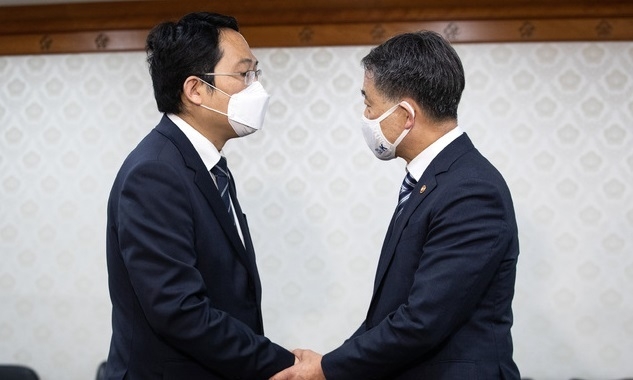 박능후(오른쪽) 보건복지부 장관과 최대집 대한의사협회장이 4일 오후 서울 종로구 정부서울청사에서 열린 의·정 협의체 구성 합의서 체결식에서 서명을 마친 뒤 악수를 하고 있다.