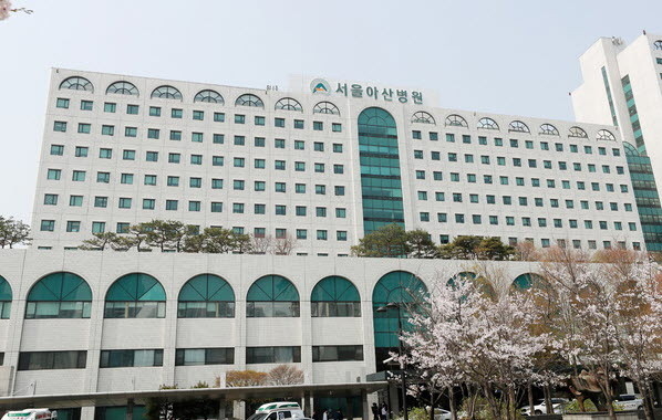 서울아산병원 관련 신종 코로나바이러스 감염증(코로나19) 확진자가 추가 발생했다.