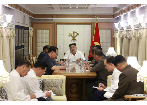 북한 노동당 기관지 노동신문은 6일 "김정은 동지께서 태풍 9호에 의한 함경남도와 함경북도의 자연재해 복구전투 조직을 위한 당 중앙위원회 정무국 확대회의를 피해지역 현지에서 소집하시고 지도하셨다"고 전했다.. (사진=노동신문 캡처)