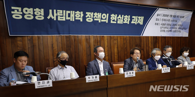 조희연 서울시교육감이 지난7월 16일 오후 서울 여의도 국회도서관에서 열린 '공영형 사립대학 정책의 현실화 과제' 토론회에서 '통합국립대학-공영형 사립대학에 기초한 대학 공유네트워크 구축안'을 주제로 토론하고 있다. (사진=서울시교육청 제공)