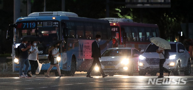 진로를 동해안으로 틀은 태풍 하이선이 북상하면서 전국이 간접 영향권에 들어 6일 남부지방부터 비가 내려 오후에는 전국으로 확대되겠다. (사진/뉴시스DB)