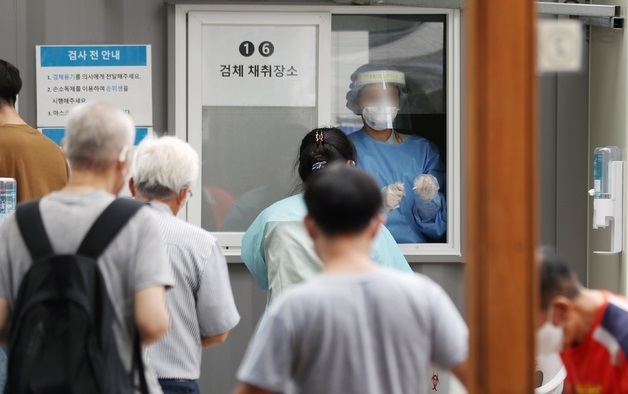 코로나19 누적 환자가 2만명을 넘어선 1일 서울의 한 병원 선별진료소에서 의료진이 검체 채취를 하고 있다.