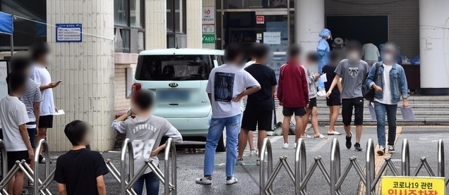 부산 사하구 해동고등학교 교직원 1명과 1학년 학생 1명이 잇달아 신종 코로나바이러스 감염증(코로나19) 확진 판정을 받은 가운데 6일 오전 해동고 학생들이 사하구 보건소 선별진료소를 찾아 코로나19 진단검사를 받기 위해 차례를 기다리고 있다.