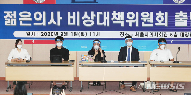 지난1일 오전 서울 영등포구 서울특별시의사회에서 열린 젊은의사 비상대책위원회 출범식에서 박지현(왼쪽 세 번째) 대한전공의협의회 비대위원장이 취재진의 질문에 답하고 있다. 왼쪽 두번째부터 조승현 대한 의과대학교 의학전문대학원 학생협회 회장, 박 위원장, 김지성 전임의 비상대책위 위원장.(사진/뉴시스)